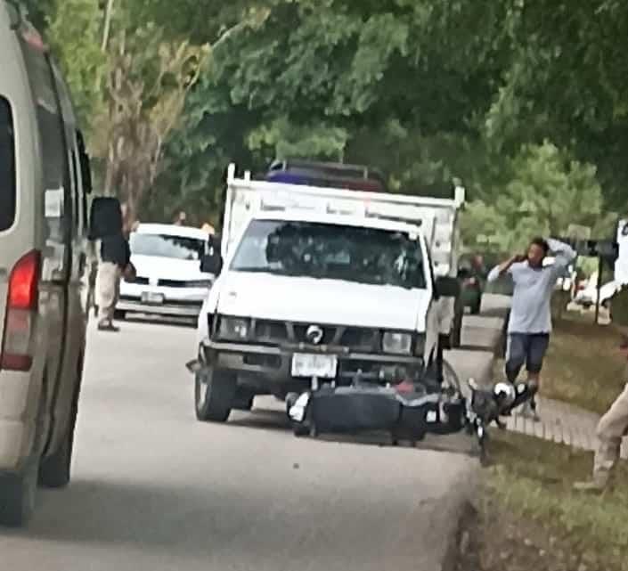 Herido al chocar contra camioneta