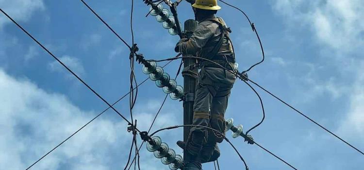 CFE restableció servicio eléctrico en Xochiatipan