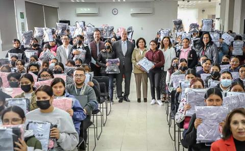 Entregan DIFH y SEPH uniformes a estudiantes de la CMH