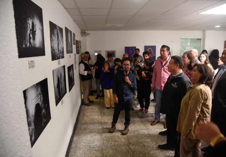 Inaugura Menchaca Salazar "Kénosis, intervención gráfica 1.2", en el Edificio de Gobierno