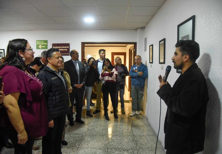 Inaugura Menchaca Salazar "Kénosis, intervención gráfica 1.2", en el Edificio de Gobierno