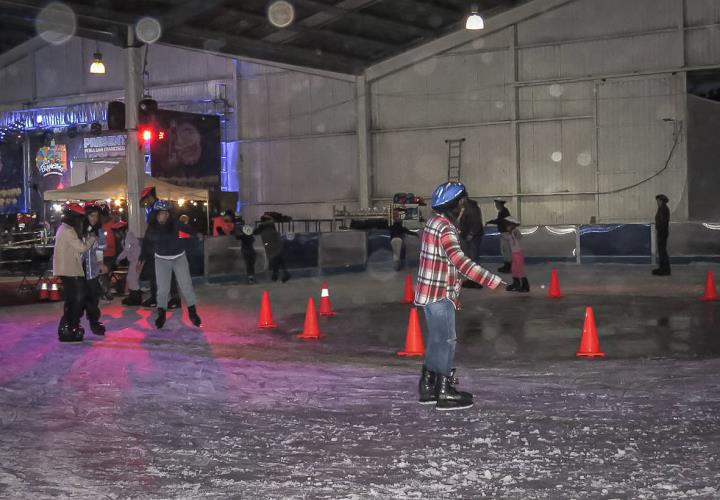 Pista de hielo, novedosa experiencia para los visitantes de la Feria de San Francisco