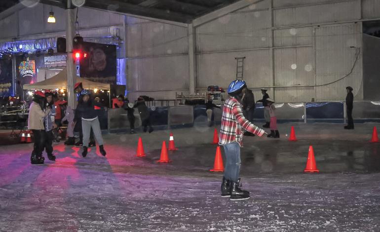 Pista de hielo, novedosa experiencia para los visitantes de la Feria de San Francisco