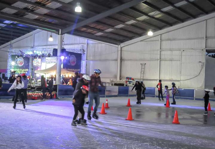 Pista de hielo, novedosa experiencia para los visitantes de la Feria de San Francisco