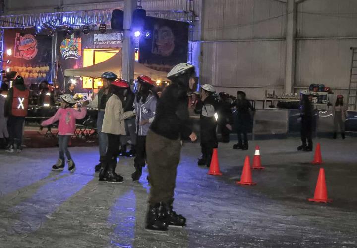 Pista de hielo, novedosa experiencia para los visitantes de la Feria de San Francisco