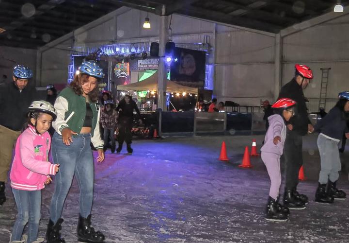 Pista de hielo, novedosa experiencia para los visitantes de la Feria de San Francisco