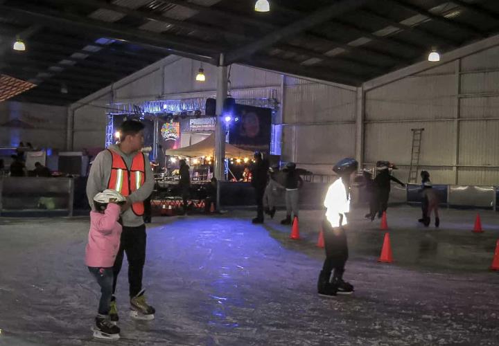 Pista de hielo, novedosa experiencia para los visitantes de la Feria de San Francisco