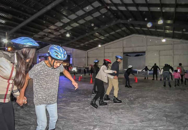 Pista de hielo, novedosa experiencia para los visitantes de la Feria de San Francisco