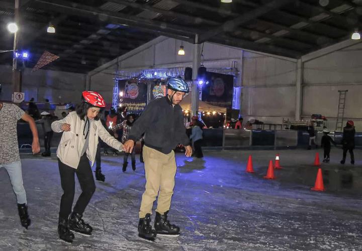 Pista de hielo, novedosa experiencia para los visitantes de la Feria de San Francisco