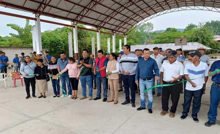 Alcalde entregó galera pública en Huazalinguillo