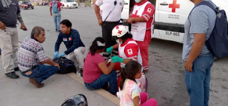 Vehículo atropelló a una mujer e hija