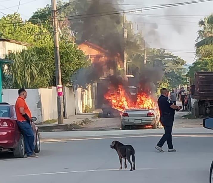 ARDIÓ UN AUTOMÓVIL