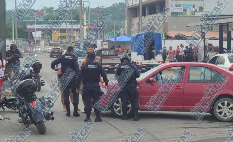 Jetta se impactó contra una moto frente a Chedraui