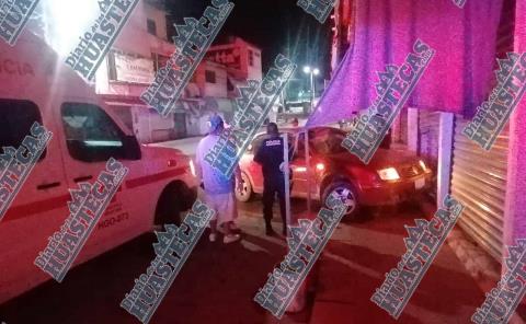 
Auto chocó contra local en la Nuevo León
