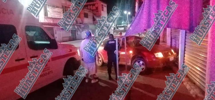 Auto chocó contra local en la Nuevo León