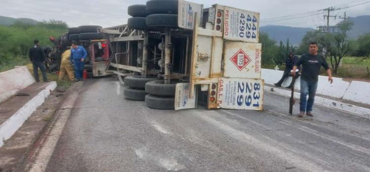 Camión Gasero  Chocó con tráiler