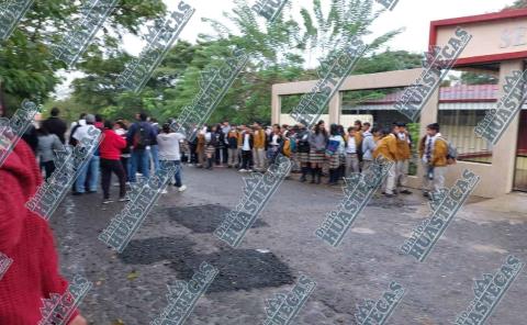 Buscan correr a cuatro docentes en Ixcatlán 
