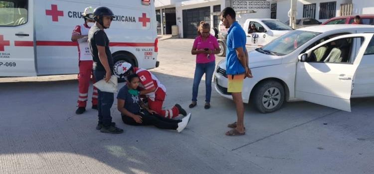 Mujer lesionada en accidente de moto