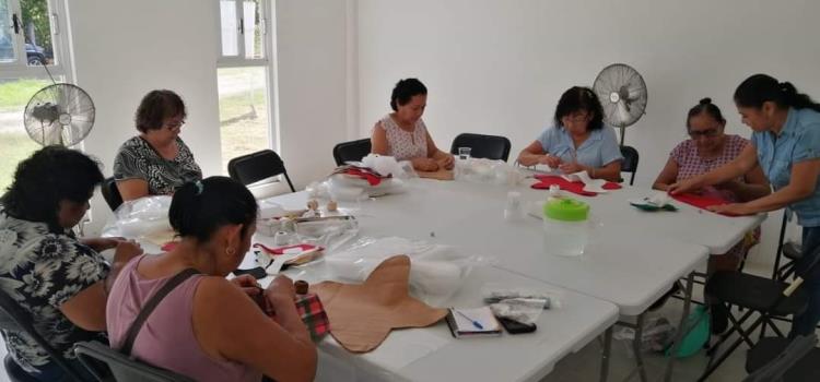 Aperturan taller de papel picado para adultos mayores