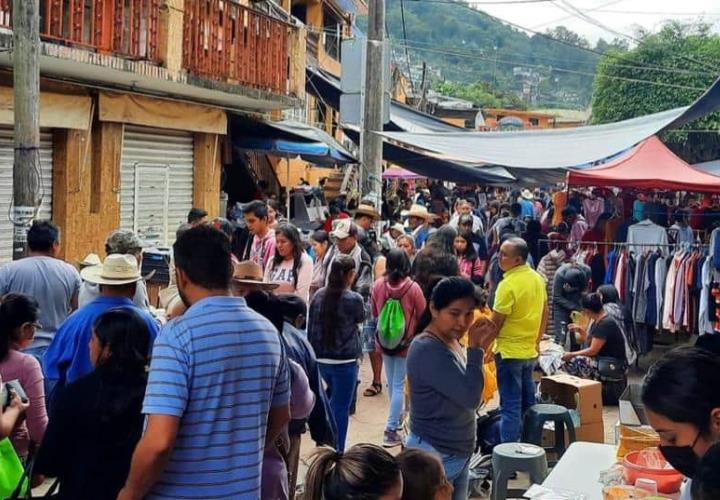 Abarrotan las calles ante Día de Muertos 