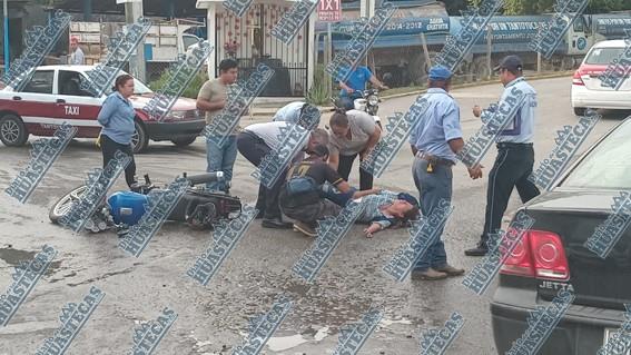 Pareja que iba en moto chocó contra un taxi