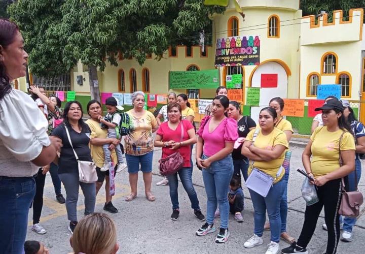 Bloquearon calles y escuela por la falta de maestras 