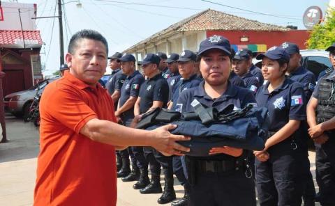 Presidente Municipal entregó uniformes a Policía Municipal