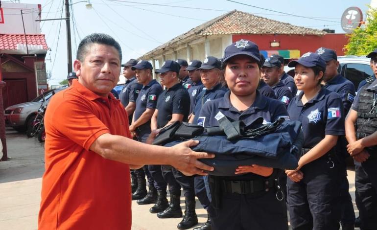 Presidente Municipal entregó uniformes a Policía Municipal