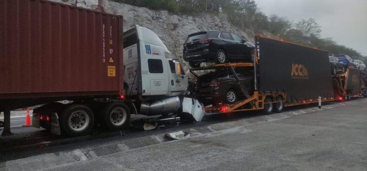 Trailero herido en fuerte choque