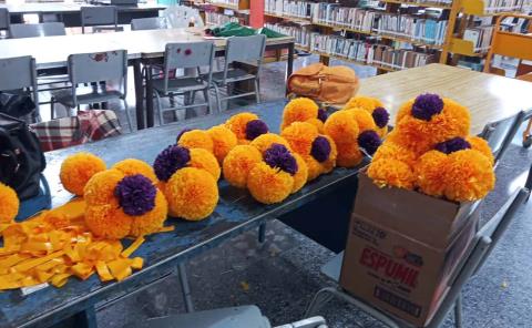 Biblioteca realiza flores artificiales para Xantolo 

