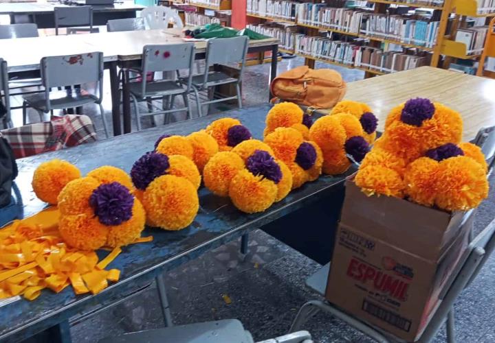 Biblioteca realiza flores artificiales para Xantolo 
