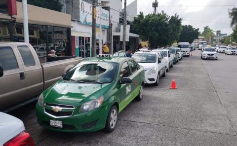 Protestan taxistas contra el "pirataje"