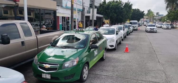 Protestan taxistas contra el "pirataje"