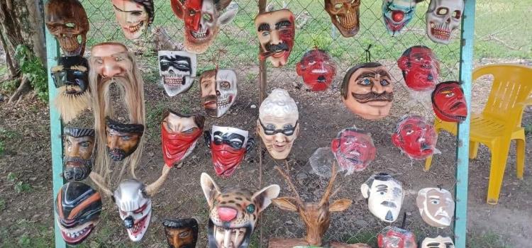 Venta de máscaras una gran tradición En Atlapexco