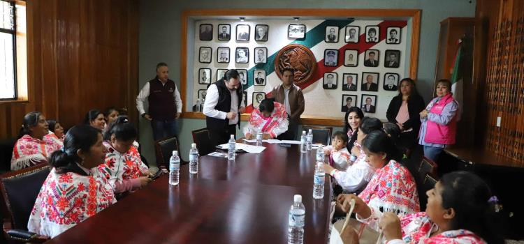 Mujeres de Acaxochitlán constituyen empresa para impulsar y proteger la actividad artesanal