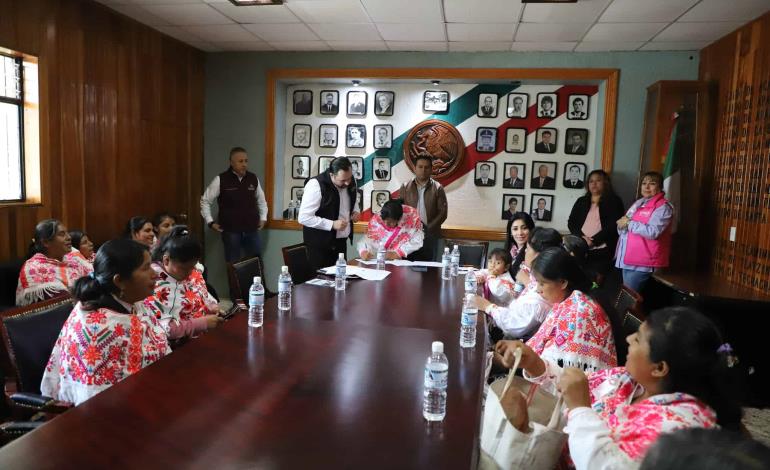 Mujeres de Acaxochitlán constituyen empresa para impulsar y proteger la actividad artesanal