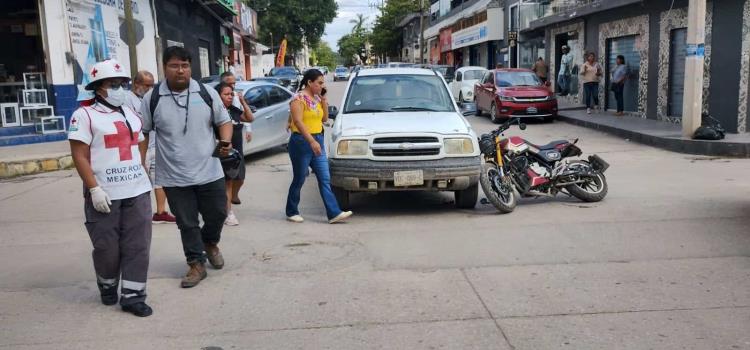 Chocó motociclista contra camioneta