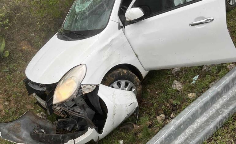 Conductor perdió control debido al asfalto mojado en la Carretera Federal 70