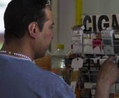 Siguen exhibiendo cigarros en tiendas