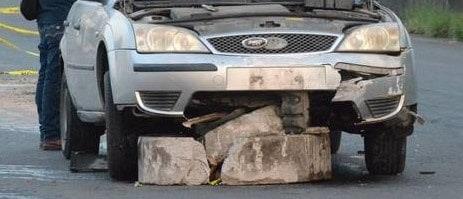 Auto embancado  frente a la Policía