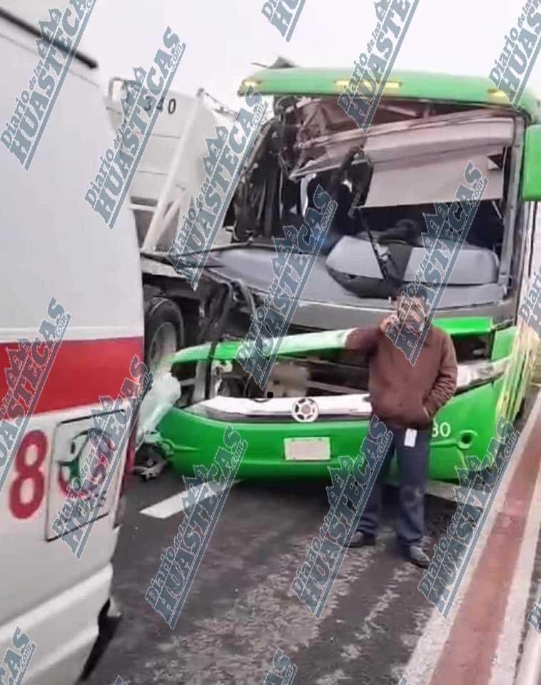 Autobús se impactó contra tractocamión