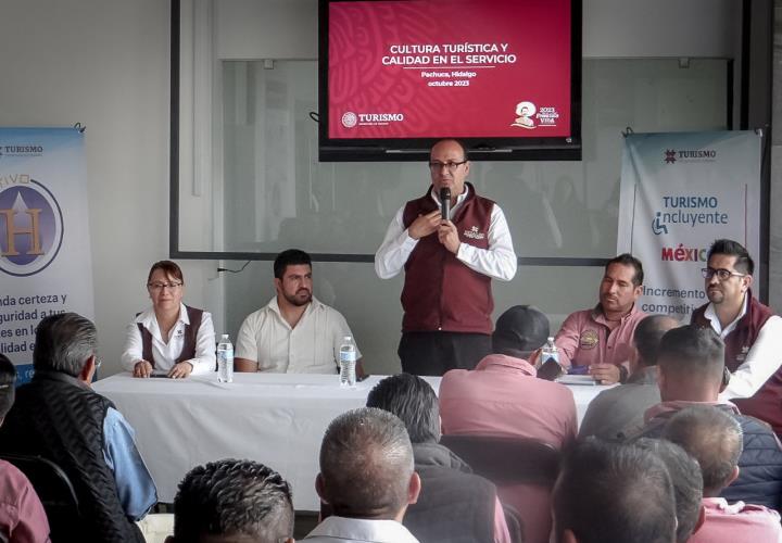 Capacitan a taxistas de Pachuca en cultura turística