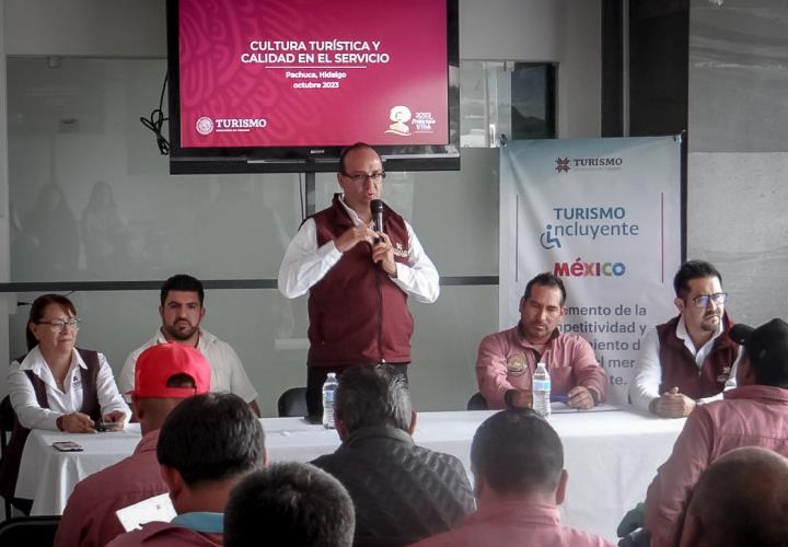 Capacitan a taxistas de Pachuca en cultura turística