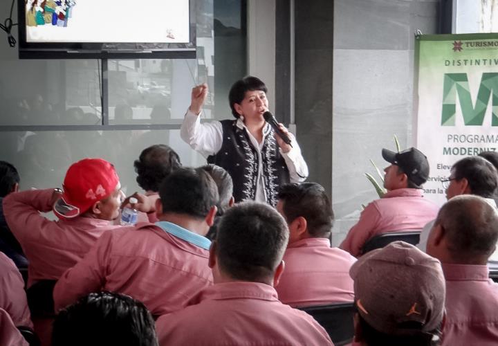 Capacitan a taxistas de Pachuca en cultura turística