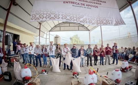 Entregan equipo agrícola y paquetes de conejos a productores de diferentes municipios