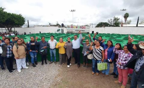 Más tinacos entregó Arnulfo Urbiola Román