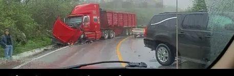 Choco tráiler contra camioneta de funeraria