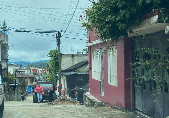 Reparan tubería de agua en cabecera 