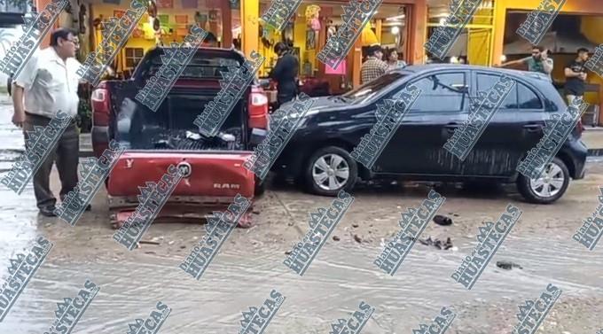 Taxi impactó 2 automóviles en Tantoyuca