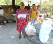 Entregaron apoyos a adultos mayores en Orizatlán